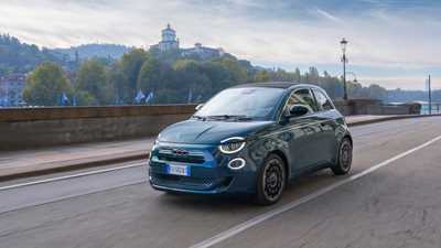 Fiat 500 Hybrid 2025 in blue driving