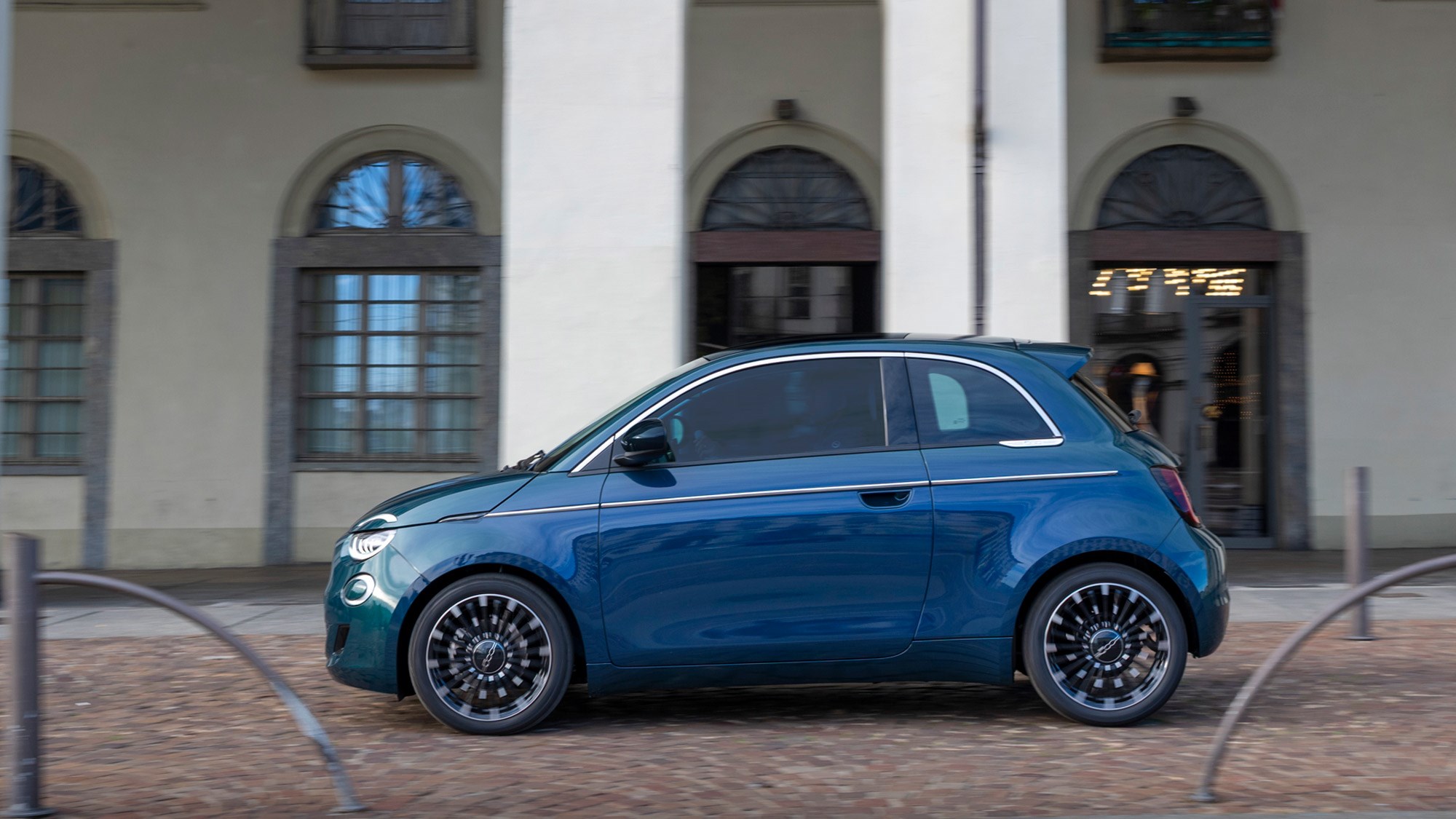 Fiat 500 Hybrid Torino edition 2025 side view driving in the streets of Turin