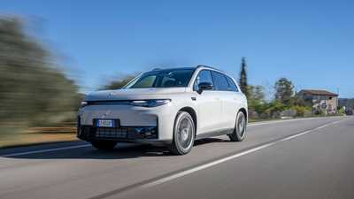 Leapmotor C10 REEV (2025) review: front three quarter tracking, grey paint