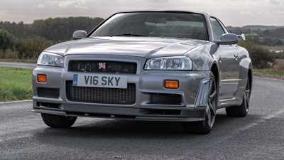 Nissan R34 Skyline GT-R front cornering