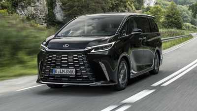 Lexus LM - front tracking