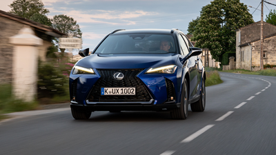 Lexus UX 300h (2024) front driving